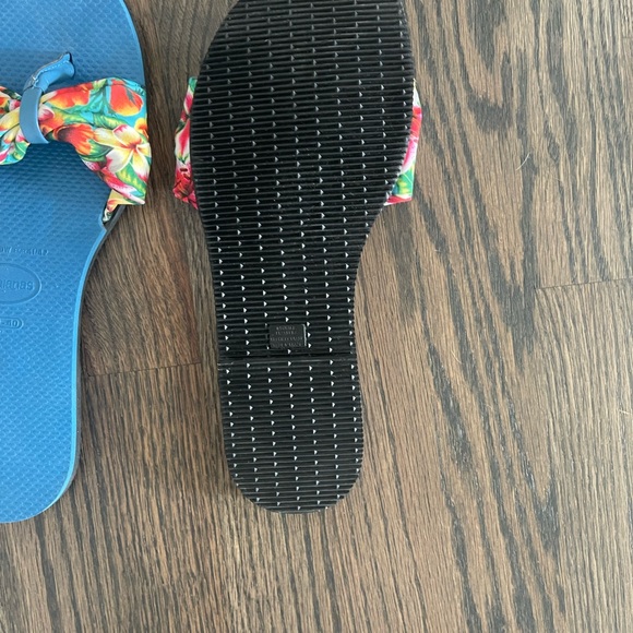 Super cute Hawaiian slides…. Ready for any beach, pool or cabana.. - Picture 2 of 2